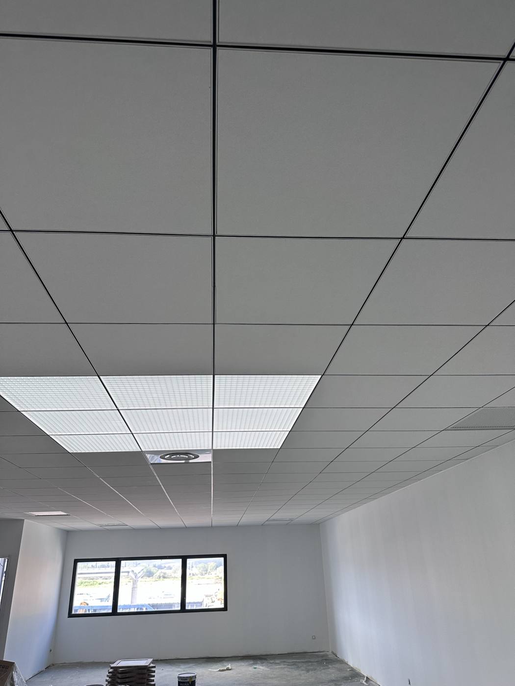 Faux plafond en dalles dans un bureau