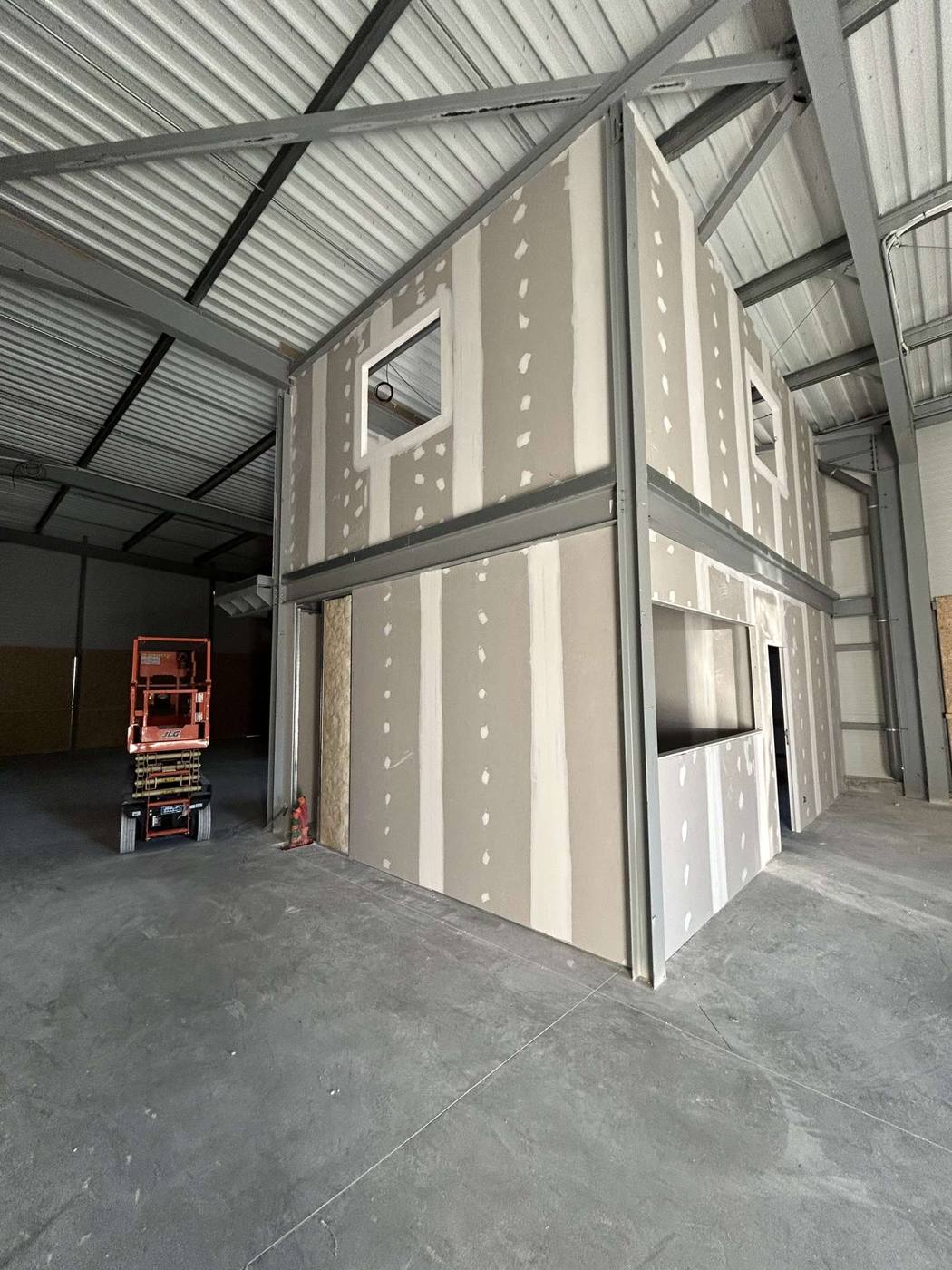 Bureaux sur deux niveaux dans un hangar